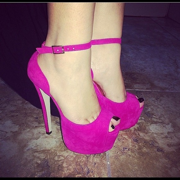 Pink open toe pumps!