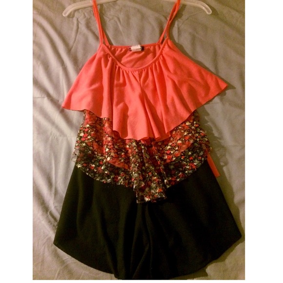 RUFFLE TOP - Picture 1 of 2