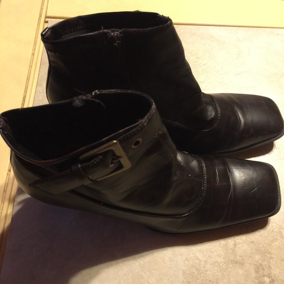 Expressions foot wear