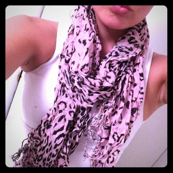 Light pink cheetah print scarf