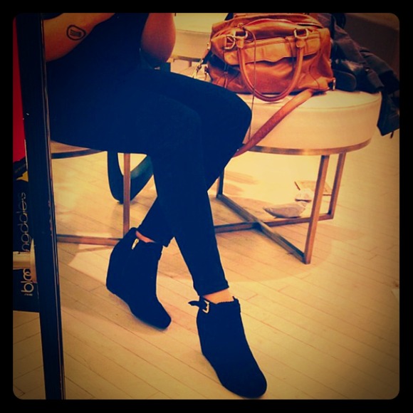 💖FLASH SALE!!💖Dolce Vita black suede booties