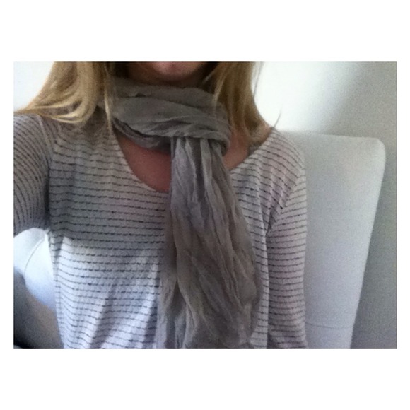 ❌Sold❌🌼Grey Crinkle Scarf🌼 - Picture 2 of 3
