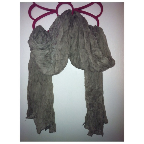 ❌Sold❌🌼Grey Crinkle Scarf🌼 - Picture 3 of 3