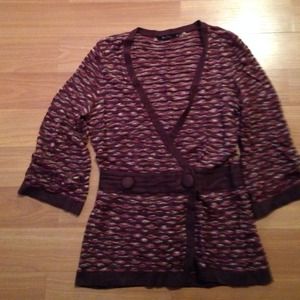 Pretty 3/4 sleeve sweater w/details & snap closure