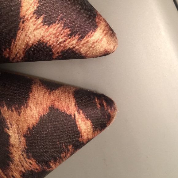 Guess Leopard Print Pumps with Cute Ties - Picture 4 of 4