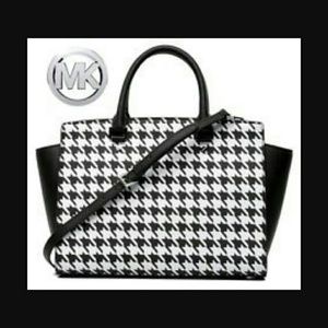 100% Authentic Michael Kors selma  LG TZ satchel