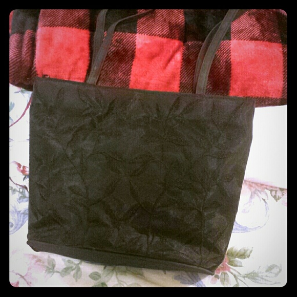 Black shoulder  bag with embroidered  design! - Picture 1 of 4