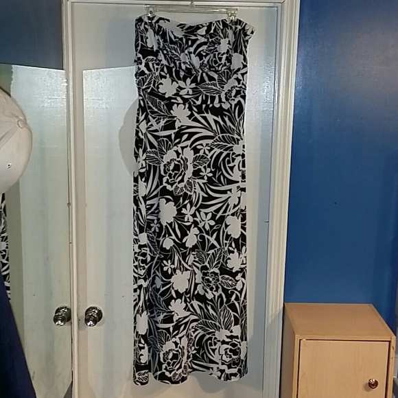 A very nice Strapless Flawless Blk & Wht Dress