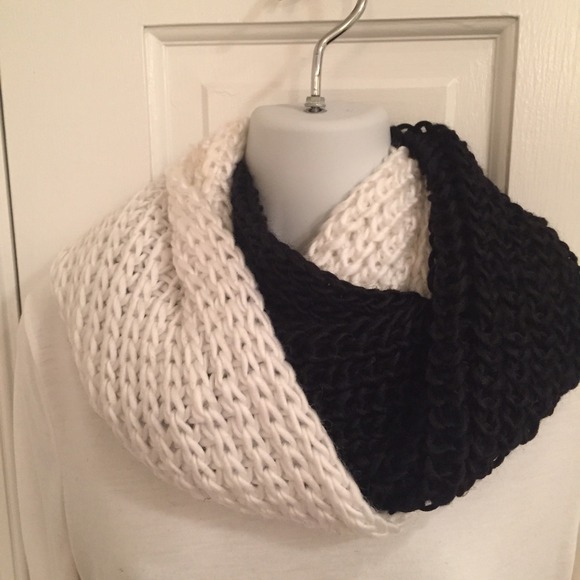 Accessories - 🚫HOLD🚫 black & white knit scarf
