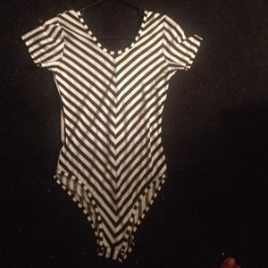 Short sleeved body suit