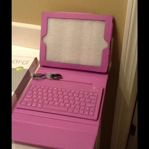 ‼️Sold‼️Ipad 2/3 Case with keyboard