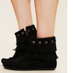 Minnetonka Double Fringe Boot ONLY WORE ONCE!