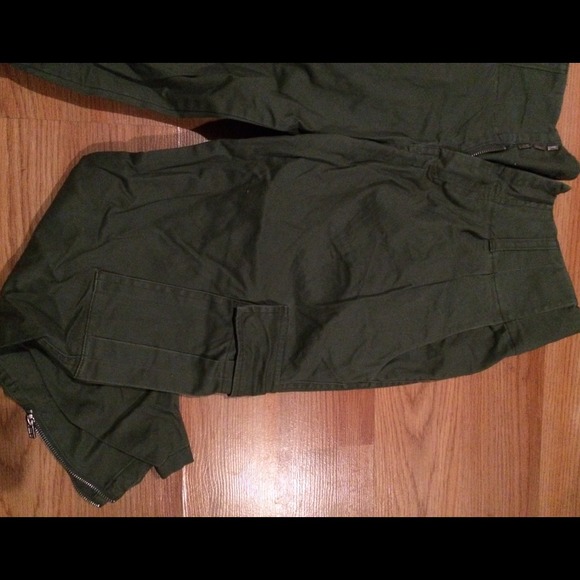Olive cargo pants / capris