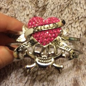 Jewelry with necklace bracelet and earings