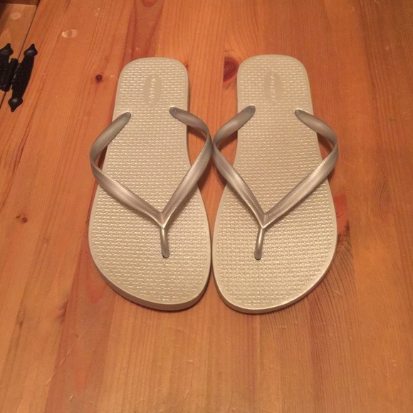 old navy silver flip flops