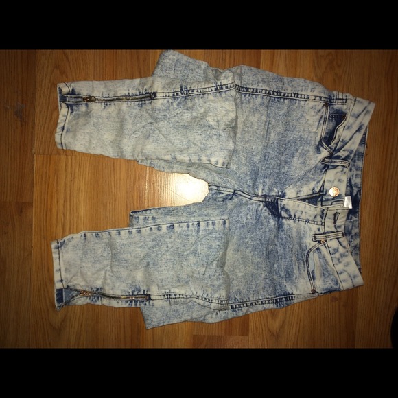 H&M Denim - light acid washed jeans /capris with ankle zippers