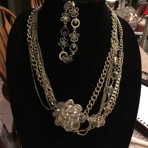 Stunning necklace and bracelet.