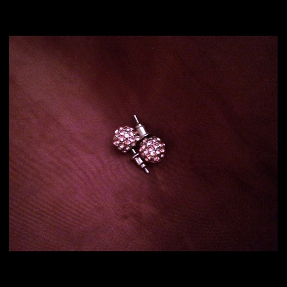 Jewelry - 💕Gorgeous pink rhinestone studs💕