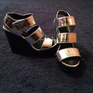 Metallic wedges