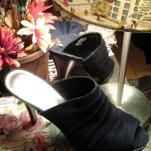 SOLD !  Nine west Black pumps