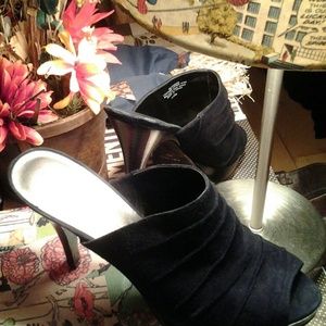 SOLD !  Nine west Black pumps