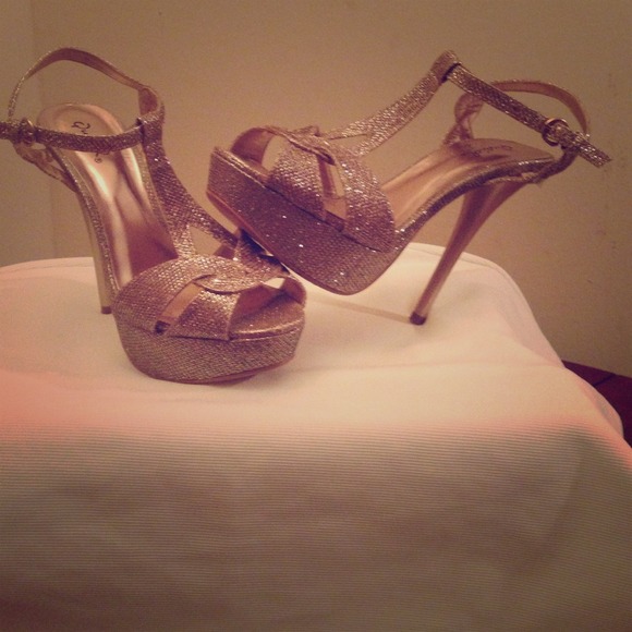 Sexy gold heels that can fit any occasion - Picture 1 of 1