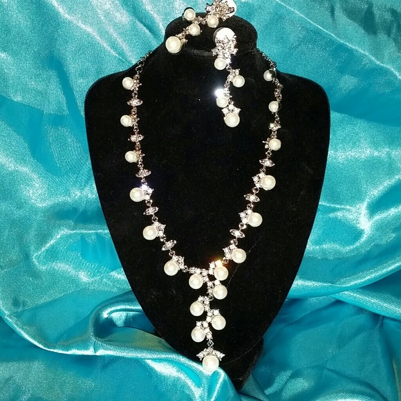 NWOT ladies pearl & rhinestone black/earrings - Picture 1 of 3