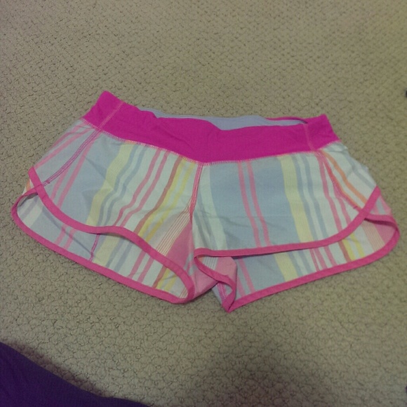 🚫🚫 SOLD 🚫🚫 Lululemon size 4 speed shorts - Picture 1 of 4