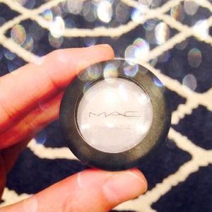 Mac eye shadow in Issue