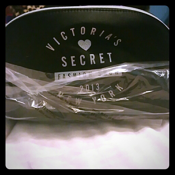 Victoria secret fashion show makeup bag💋 - Picture 1 of 4