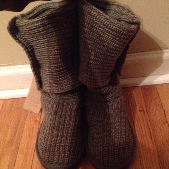 UGG cardy sweater grey boots.