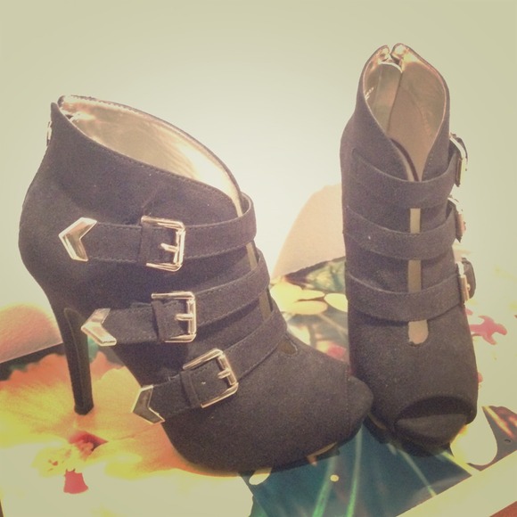 ❌SOLD❌🆕 GUESS black pumps w/ gold buckles