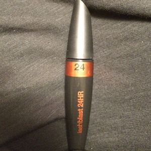 Cover Girl lashblast 24HR ❄️