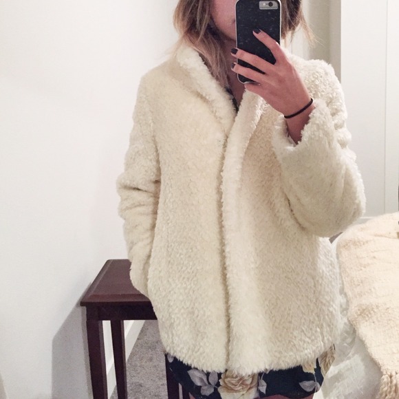 Vintage Jackets & Blazers - LAST CHANCE🙌🏽Cream Textured Faux Fur Coat
