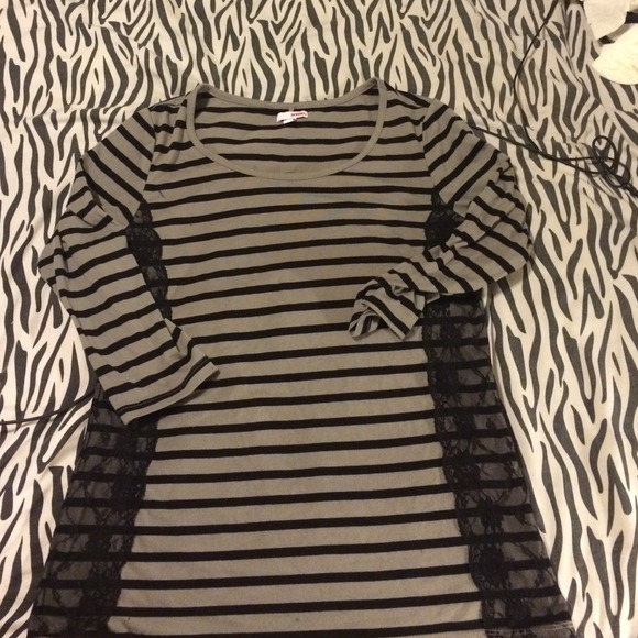 Top and necklace bundle.