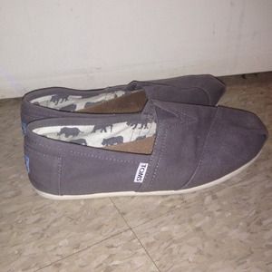 Gray toms