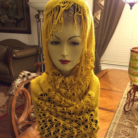 Scarf 12$ each only black left - Picture 2 of 4