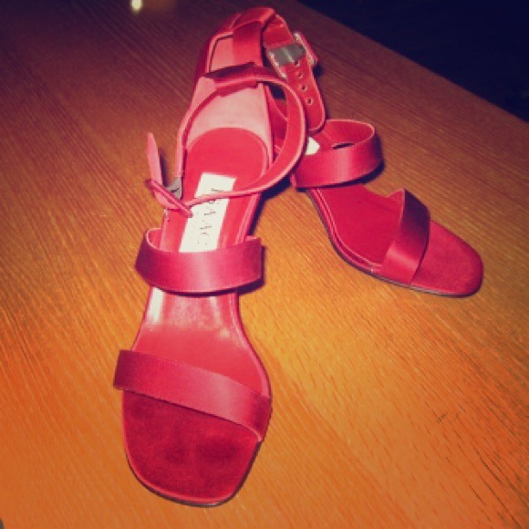 🌟PARTY SHOES🌟 Isaac Mizrahi Red Satin Sandals - Picture 1 of 4