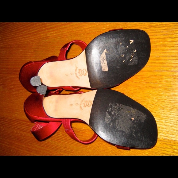 🌟PARTY SHOES🌟 Isaac Mizrahi Red Satin Sandals - Picture 4 of 4