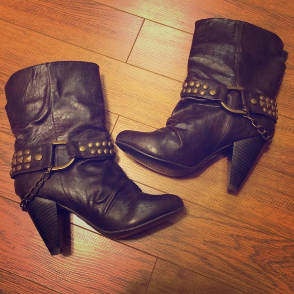 Short brown boots with heal