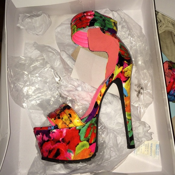 Steve Madden Shoes - Steve Madden flower heels
