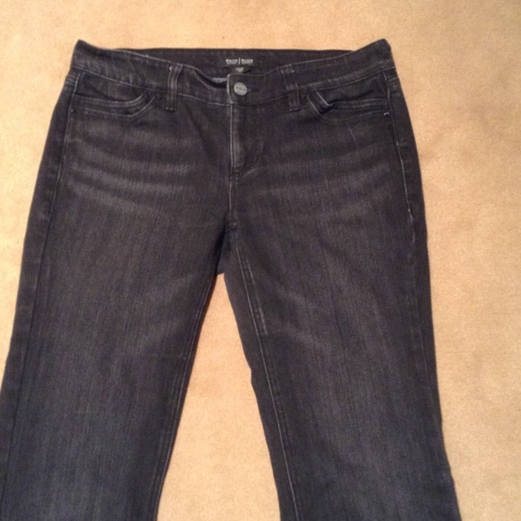 White House Black Market Denim - Noir black distressed jeans 6R. Inseam 32"