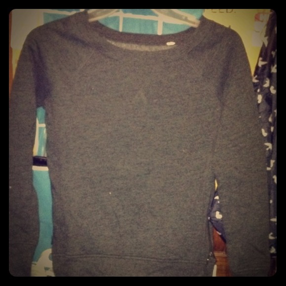 Pullover sweater with zipper