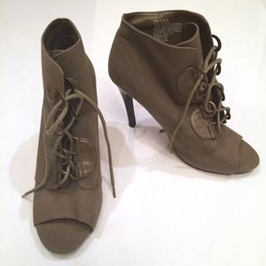 🌈MOVING SALE🌈green lace up booties