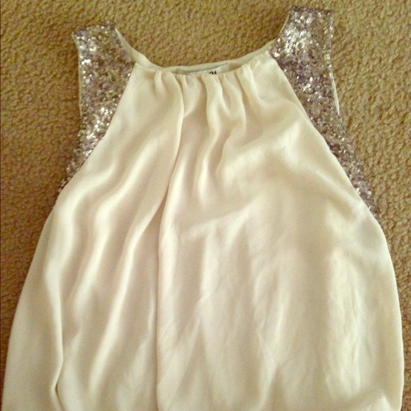 Sleeveless cream shirt with sequins
