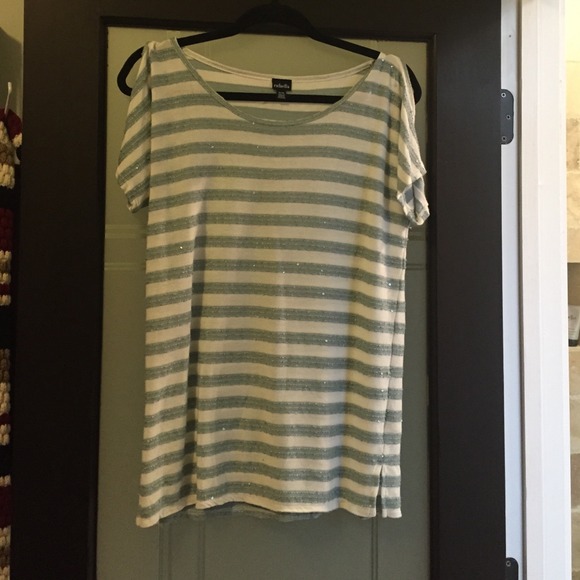 Cute striped top with slit sleeves