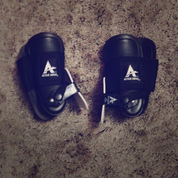 Athletic ankle braces