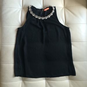 Black top with pearl collar