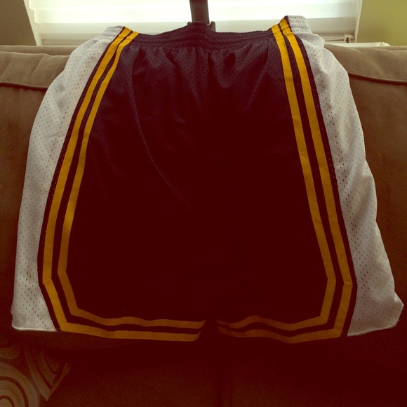 Men's basketball shorts size L