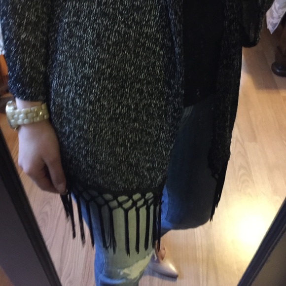 For Tisha 🍁Suzy fringe kimono - Picture 3 of 4